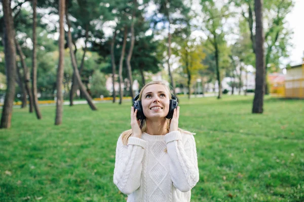 Ung vacker kvinna njuter av musiken — Stockfoto