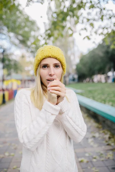 Portrait of freezing young woman — Stock Photo, Image