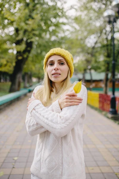 Portrait of freezing young woman — Stock Photo, Image