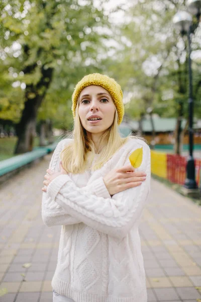 Porträtt av frysning ung kvinna — Stockfoto