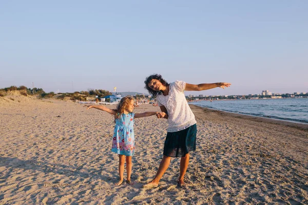 Mulher e filha na praia — Fotografia de Stock