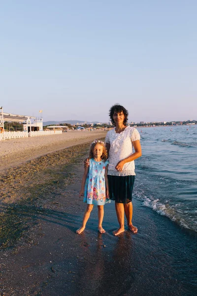 Mãe e filha andando na praia — Fotografia de Stock