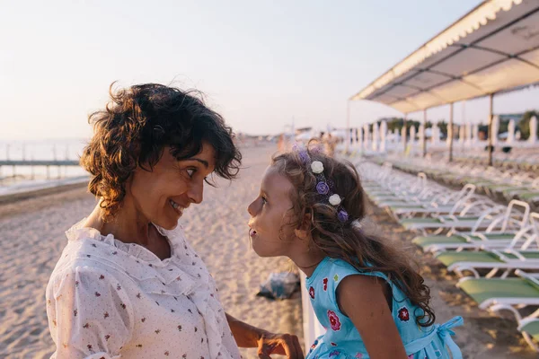 Mor och dotter på stranden — Stockfoto