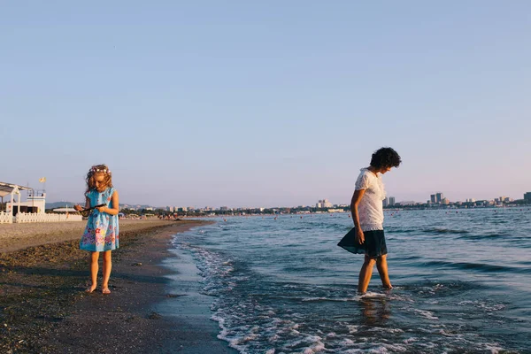 Matka i córka na plaży — Zdjęcie stockowe