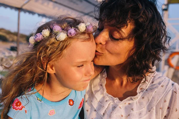 Mulher de meia idade beijou criança — Fotografia de Stock