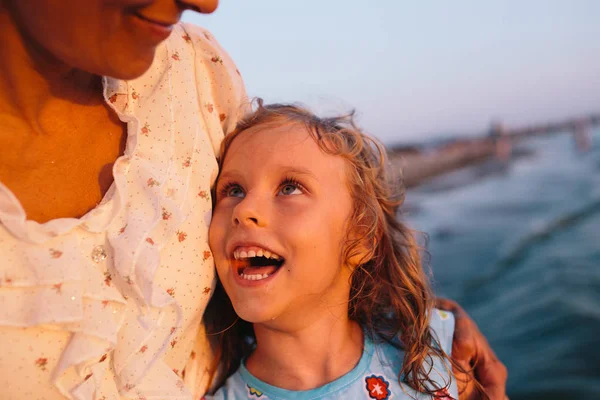 Sorrindo menina criança olhando sua mãe — Fotografia de Stock