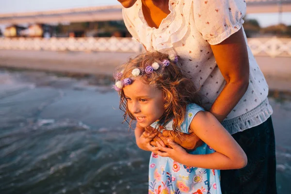 Filha criança com mãe — Fotografia de Stock