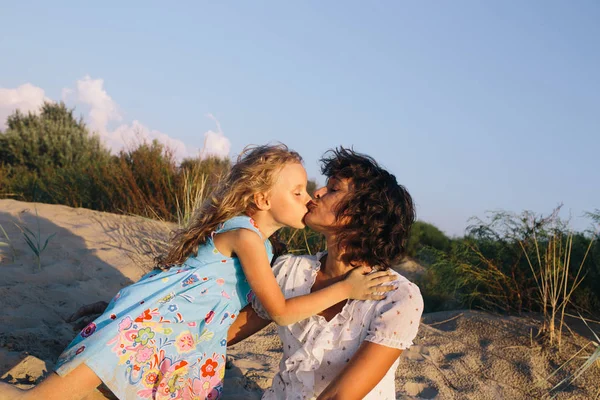 Menina ternamente beija sua mãe — Fotografia de Stock