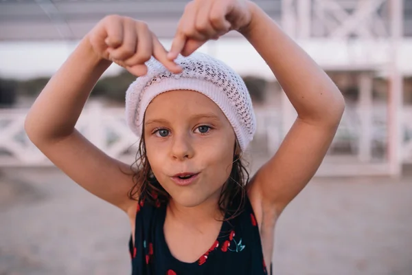 Bonito criança menina ter diversão — Fotografia de Stock