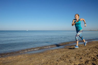 Kumsalda koşan kadın.