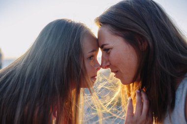 Anne ve kızı yaz çavdar Field