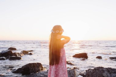 pembe elbiseli şirin kız