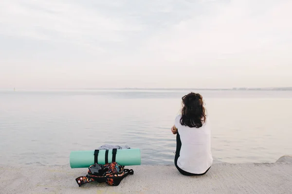 Jovem com uma mochila — Fotografia de Stock