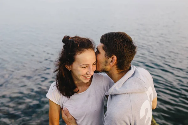 Beau baiser couple en plein air — Photo