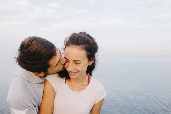 Casal jovem beijando perto do mar — Fotografia de Stock