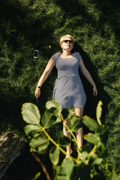 Donna nel parco sdraiata sull'erba — Foto Stock