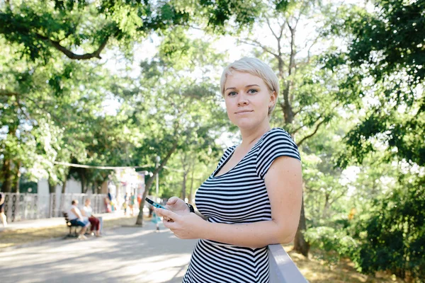 Portret ładny blond kobieta — Zdjęcie stockowe