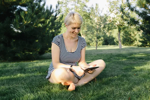 Mulher jovem com tablet — Fotografia de Stock