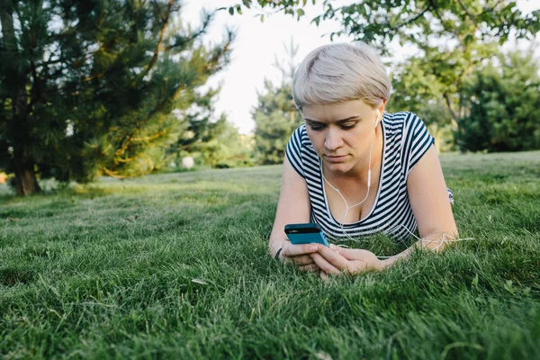 Frau liest etwas auf ihrem Handy — Stockfoto