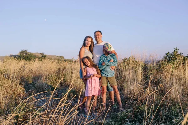 Família feliz passar tempo juntos — Fotografia de Stock