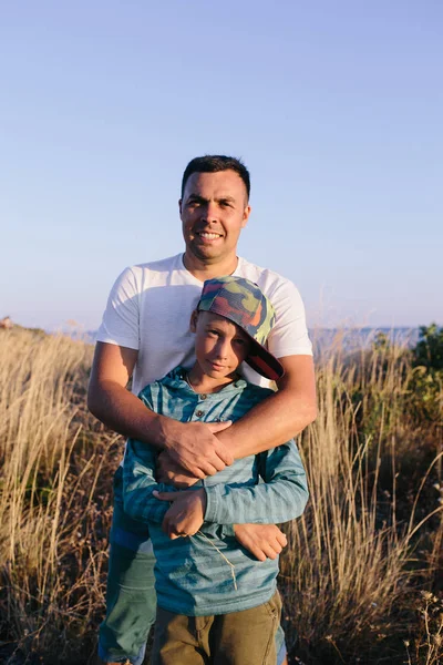 Ojciec i syn przytulanie w dziedzinie — Zdjęcie stockowe