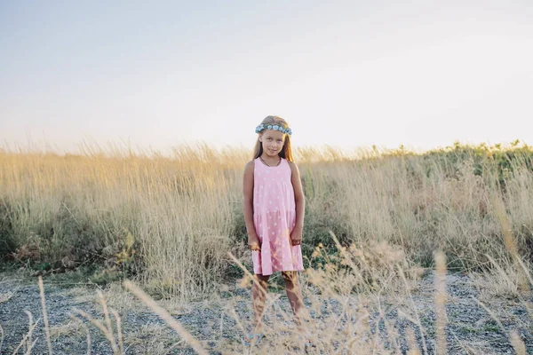 Retrato de uma menina em um vestido rosa — Fotografia de Stock