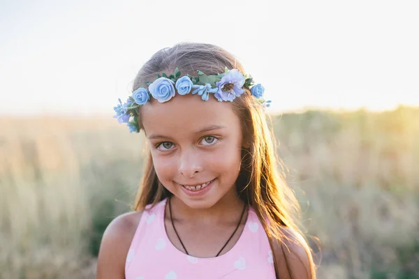 Porträtt av en liten flicka i rosa klänning — Stockfoto