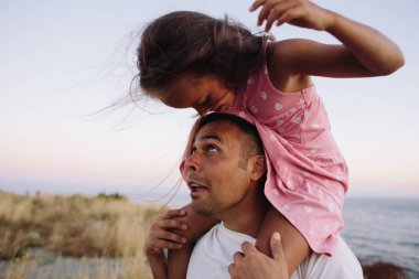 Baba ve kızı eğleniyor.