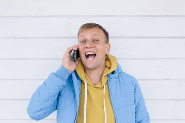  Genç adam telefonda konuşuyor.