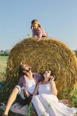 saman altında oturan Anne ve baba
