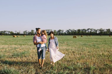 Baba, kızı ve hamile anne alanındaki