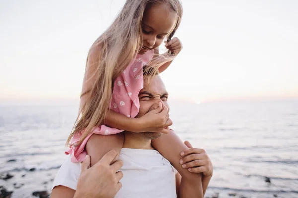 Far och dotter har roligt — Stockfoto