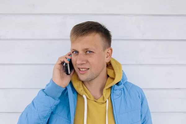 Joven hablando por teléfono. — Foto de Stock