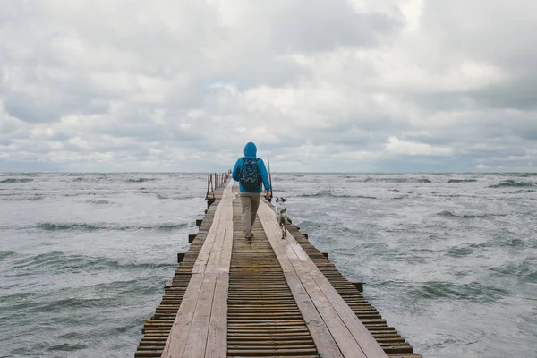 Man walking on wooden pier — Stock Photo, Image