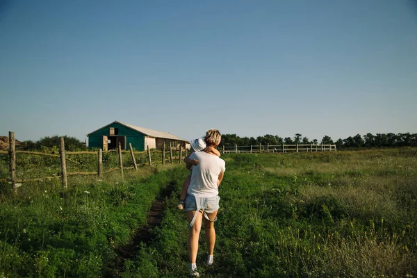 Feliz madre e hijo al aire libre — Foto de Stock