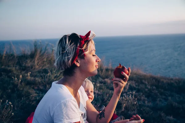 Feliz madre e hijo al aire libre — Foto de Stock