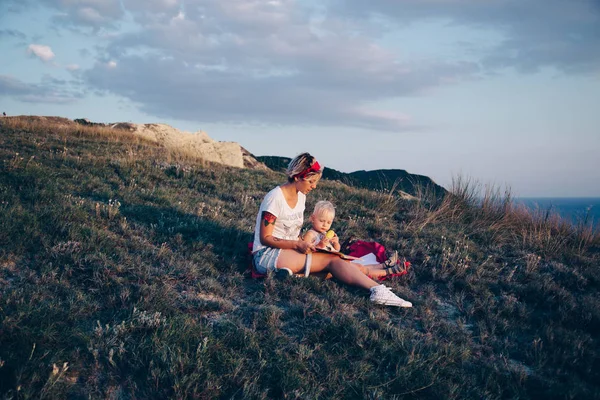 Feliz madre e hijo al aire libre — Foto de Stock