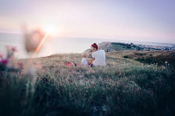 Felice madre e figlio all'aperto — Foto Stock