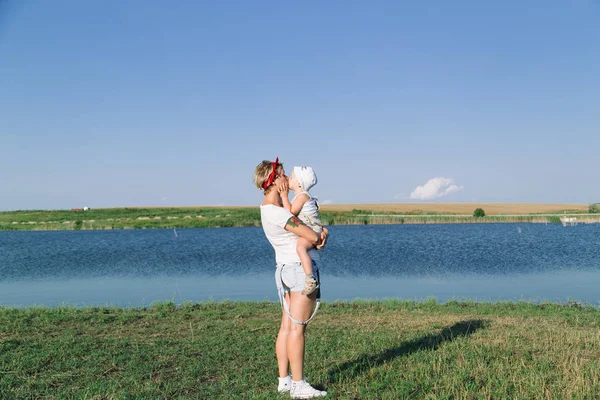 Madre abraza hijo en campo — Foto de Stock