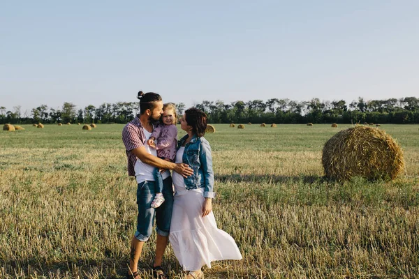 Father and mother  hugs  daughter — Stock Photo, Image