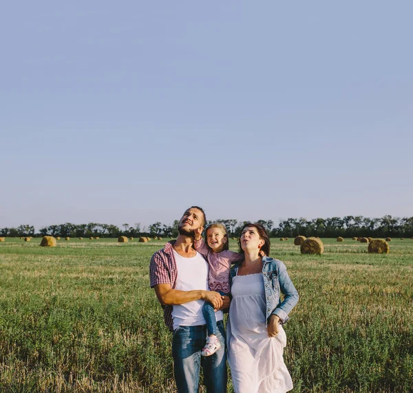 Pai e mãe abraços filha — Fotografia de Stock