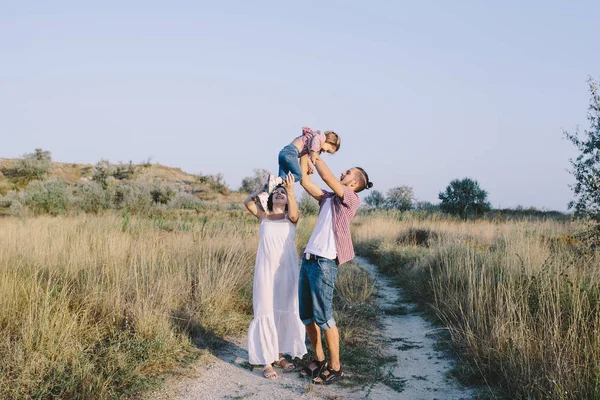 Familia disfrutando de la vida al aire libre —  Fotos de Stock