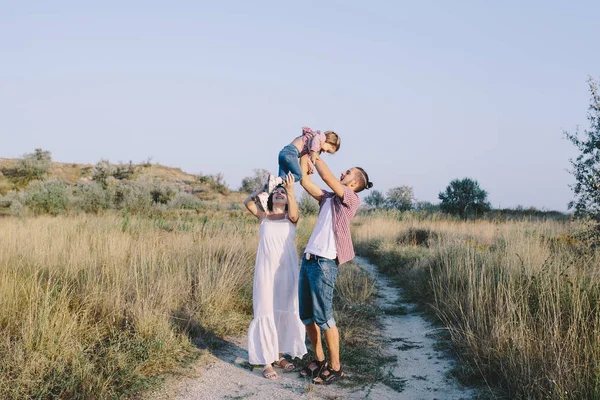 Famille profiter de la vie en plein air — Photo