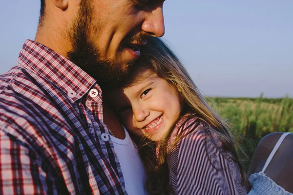 Far kramar sin lilla dotter — Stockfoto