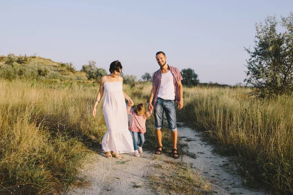 Pai e mãe leva sua filha — Fotografia de Stock