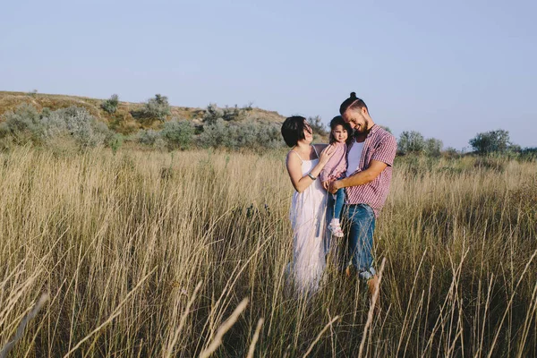 Pai e mãe abraços filha — Fotografia de Stock