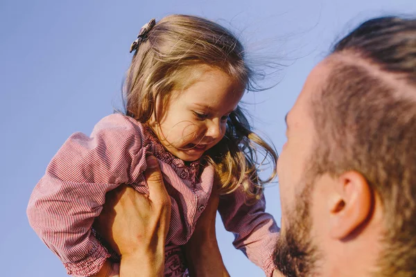 Far håller på händer honom lilla dotter — Stockfoto