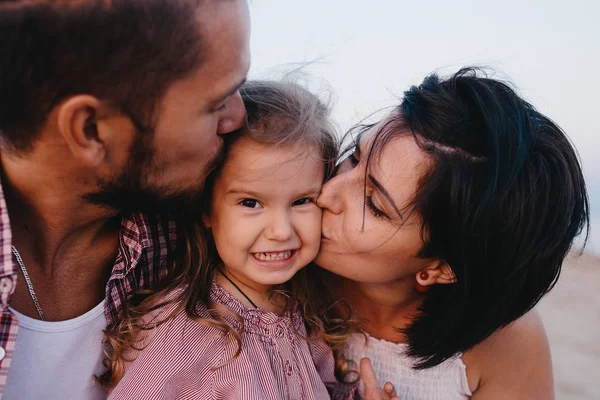 Mamma och pappa kyssa dotter — Stockfoto