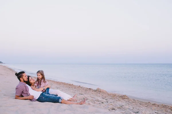 Rodziny, cieszyć się życiem na plaży — Zdjęcie stockowe