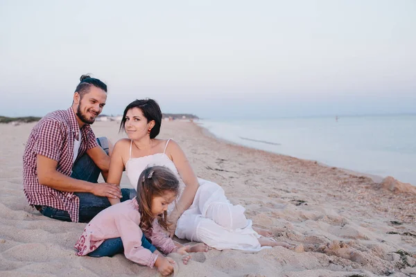 Família desfrutando da vida na praia — Fotografia de Stock